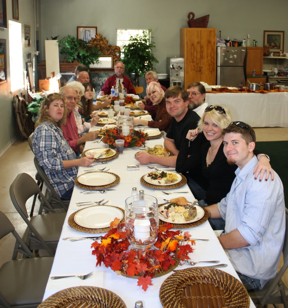 And we sit down to eat...<br>(L) Beth, Dad, Mom, Katy, ?,?, Cork at end<br> (R) boyfriend, Sara, Joshua, Mark, Colar David